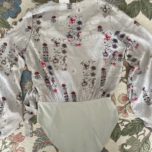 Cute Floral Bodysuit Blouse Long Wide Sleeve (NWT) - Picture 10 of 13